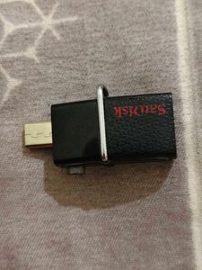 32Gb SanDisk Ultra Dual USB 3.0 Flash Drive.