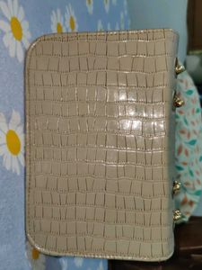 Chic Beige Croc-Embossed Chain Bag