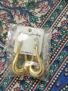 Stylish Gold Teardrop Earrings with Pearl Accent