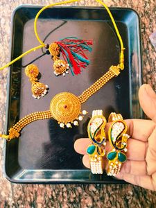 Golden color choker necklace with earrings