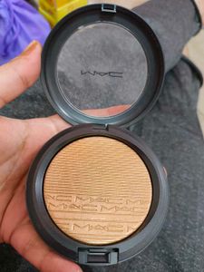 M.A.C Highlighter In Shade Oh, Darling