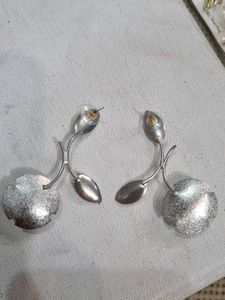 Elegant Pearl &amp; Leaf Design Earrings
