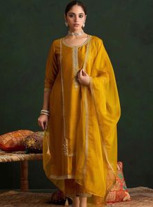 The model ( height 5’8 ) is wearing a size S