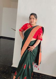 Beautiful Saree From Odhni . Only One Time Wear . Iska Blouse Stiched Nh H . Agr Kisi Ko Blouse Bhi Chahye To I Will Find It And Then Send Otherwise Its A Saree