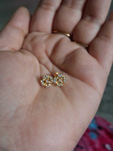 Elegant Diamond Stud Earrings gold ✨️