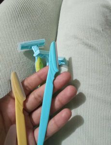 Pack of 3 bikini Razors nd face razor