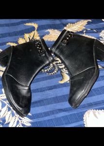 Stylish Black Ankle Boots with Chain Detail