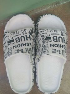 Trendy White Print Slides