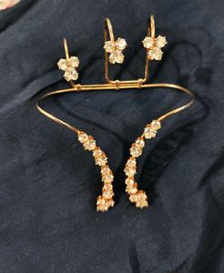 Sparkling Gold-Toned Hand Harness 💎