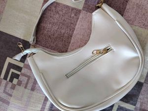 Chic White Shoulder Bag with Bow Accent