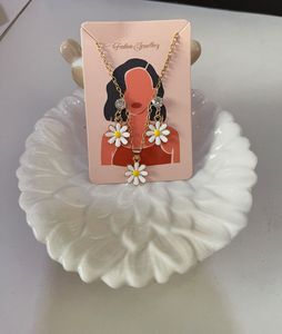 Daisy Flower Necklace & Earrings Set 🌼