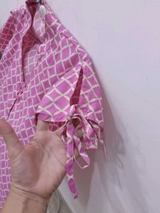 Chic Pink &amp; White Geometric Print Top