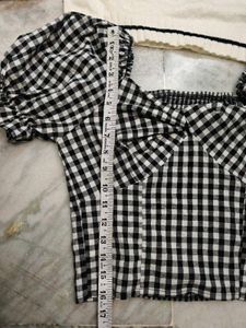 Chic Gingham Puff Sleeve Top