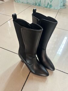 Chic Black Heeled Boots