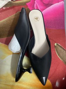 Elegant Black Pointed Toe Mules