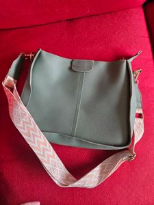 Stylish Crossbody Bag with Detachable Strap
