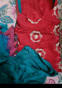 Beautiful Contrast Suit In L With Shaded Dupatta