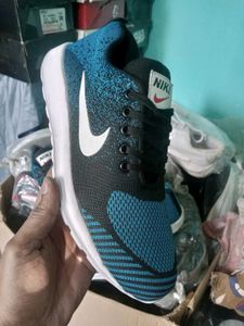 NEW NO USED SPORTS SHOES FOR MEN AND WOMEN.