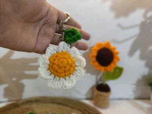 Handmade Crochet daisy🌼 Flower Keychain