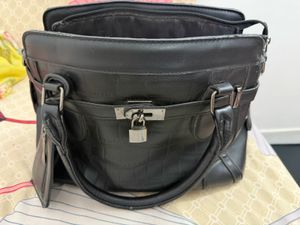 Chic Black Croc-Embossed Handbag