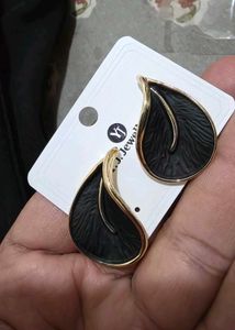 Elegant Black Leaf Design Earrings