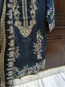 Elegant Black Kurta with Floral Embroidery