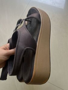 Comfortable Brown Sandals with Gold Accent