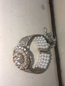 Exquisite Pearl and Crystal Bracelet