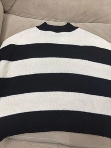 Chic Black &amp; White Striped Sweater