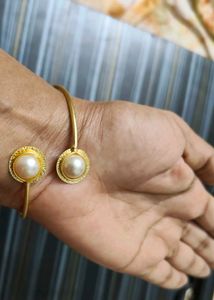 Elegant faux Pearl &amp; Gold Tone Cuff Bracelet
