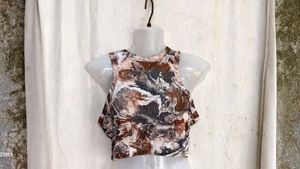 101810. Marbled Print Ribbed Crop Top