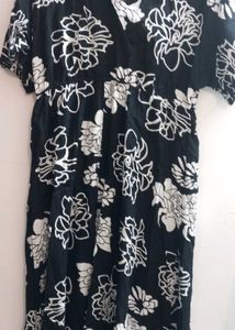 Stylish black &amp; white Floral Print Midi Dress