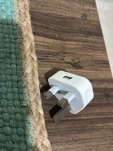 Apple universal adapter