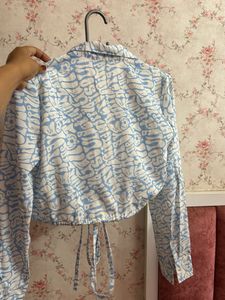 Stylish White &amp; Blue Print Crop Top