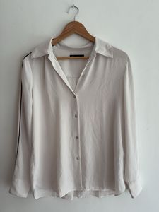 Chic White Button-Up Shirt with Side Stripe