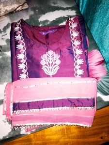 Purple 💜 Suit Set..Kurthi Top , Dupatta And Pant ... It's New One Used Just Once ... Size M..