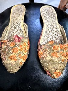 Floral Embellished Juttis