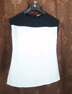 Chic Black & White Sleeveless Top