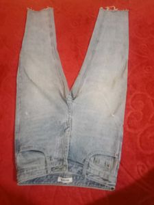Light Wash Distressed Mom ,4 Jeans sell 🤠
