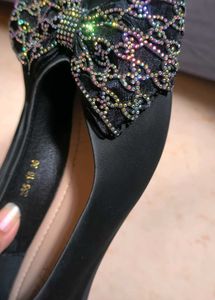 Elegant Black Flats with Bow Embellishment