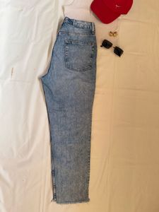 H&amp;M Blue Jeans Size 28
