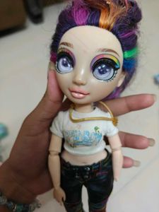 Rainbow High Doll one hand missing