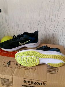 Nike Revolution LO7 Running Shoes