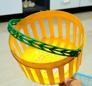 3 Mplastic dish drainer.