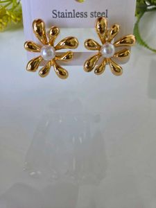 Elegant Gold Flower Pearl Earrings