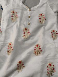 Elegant White Kurta Set with Floral Embroidery
