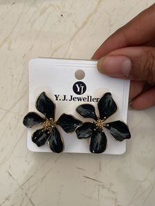 Elegant Black Flower Earrings