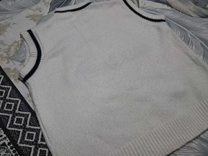Chic Sleeveless Sweater Vest with Heart Design