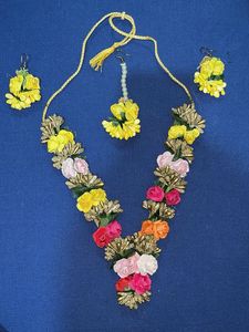Floral Jewellery Set with Earrings & Maang Tikka