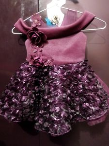 1st Birthday Ke Frock He..2-3bar Pehene He
